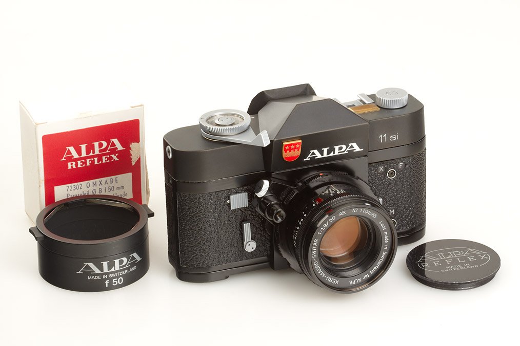 Alpa 11si 黑色版配 Kern-Macro-Switar 1.9/50mm 镜头，来自 Leitz 拍卖行的实物图