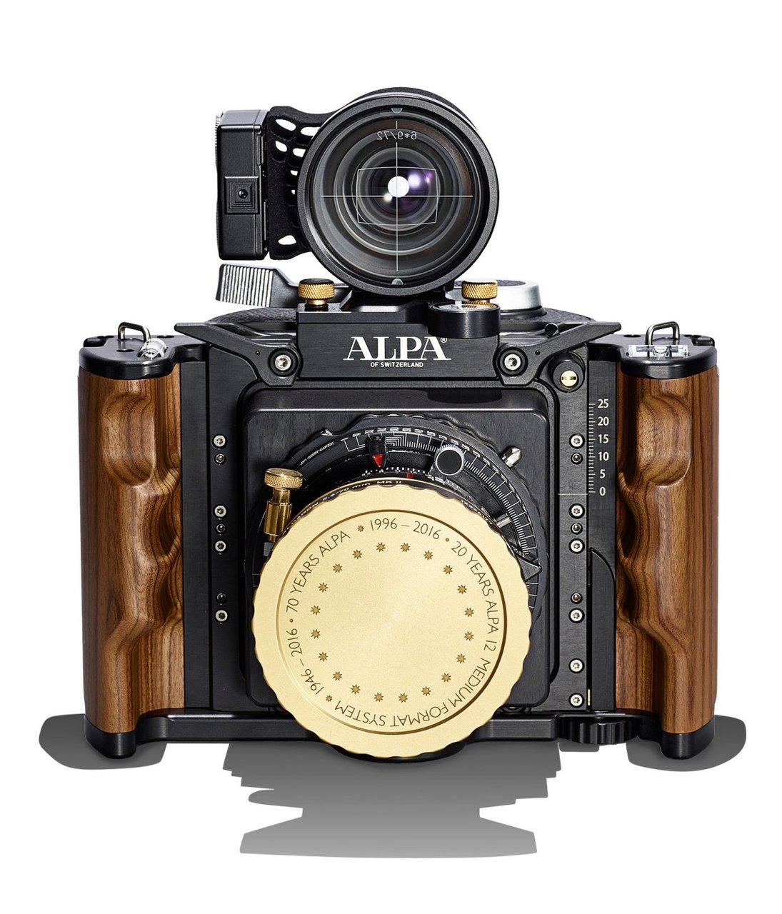 ALPA 12 SWA Anniversary Edition 机身特写，玫瑰木握把与机身顶部刻有 70 周年纪念图案