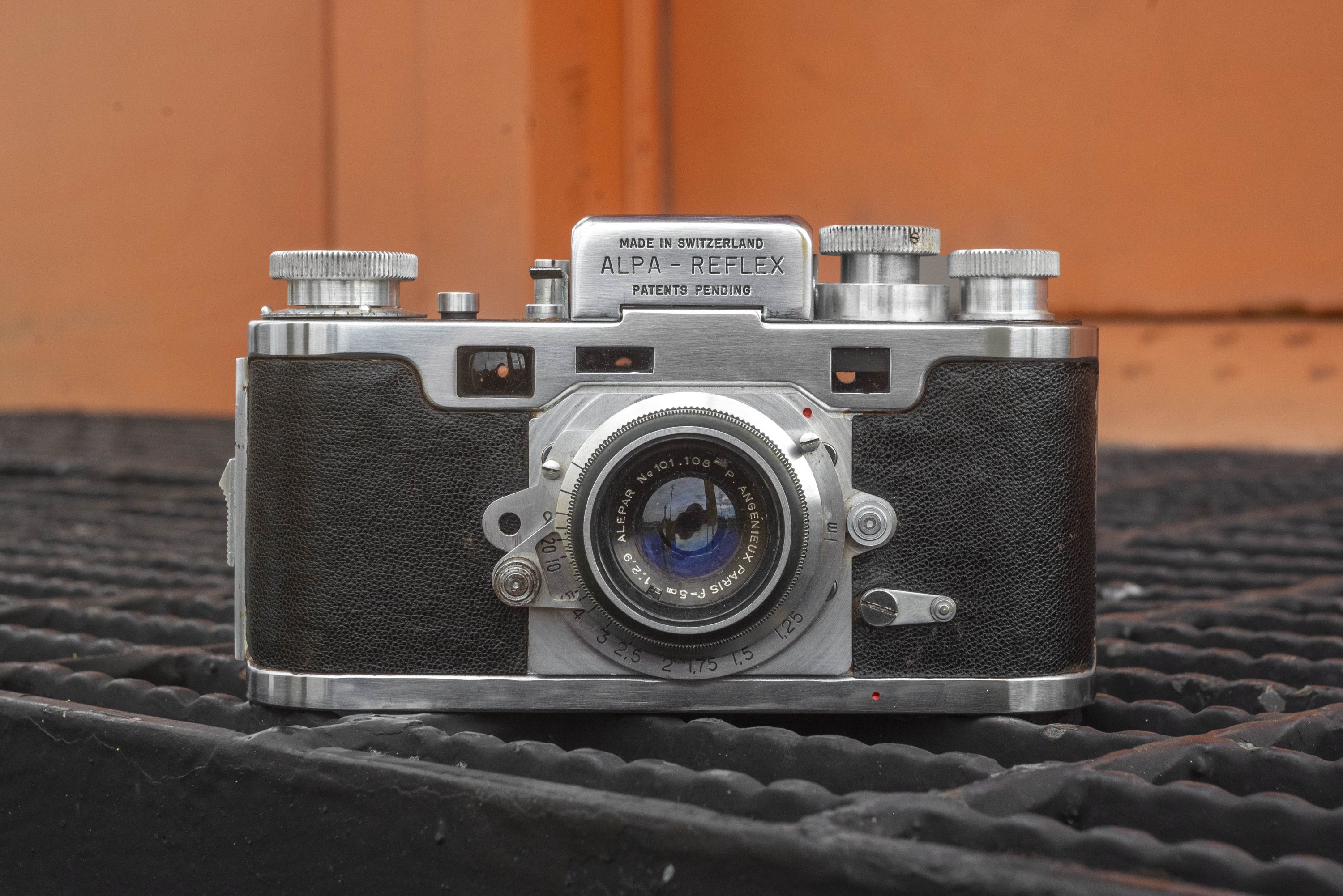 Alpa Reflex 正面，镀铬机身配 Angenieux 收缩镜头