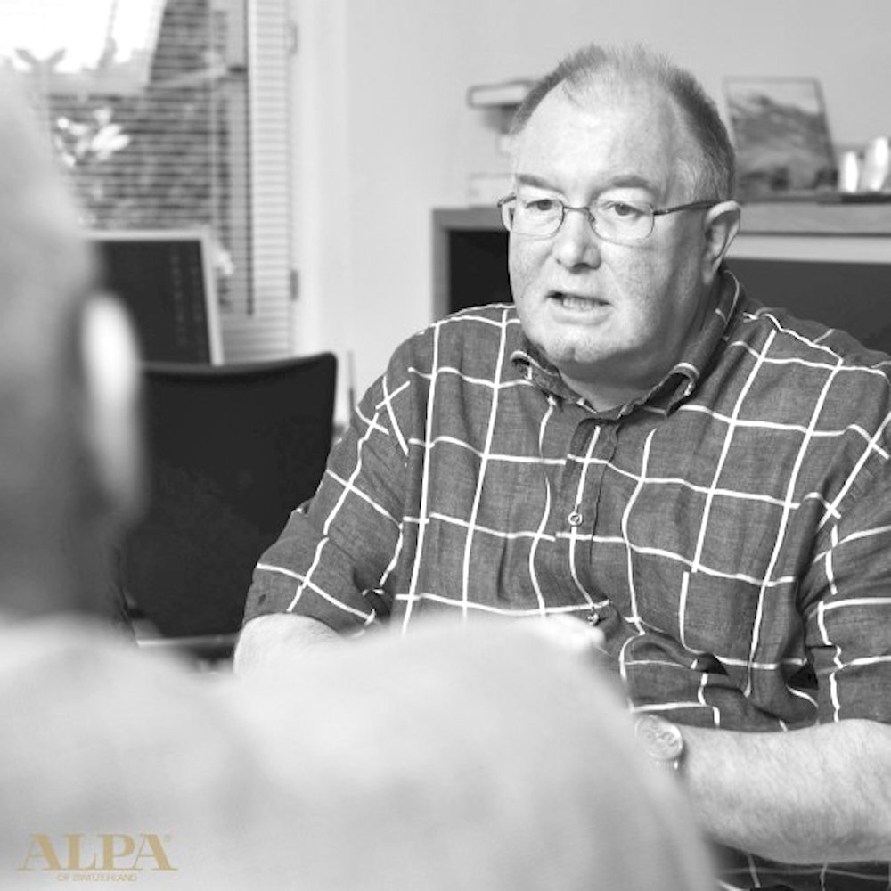 Thomas Weber 在 Alpa 工作坊中，背景为精密加工台面