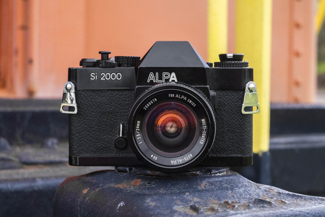 Alpa Si 2000 正面，压铸铝顶盖配黑色饰皮，典型的日本 SLR 造型