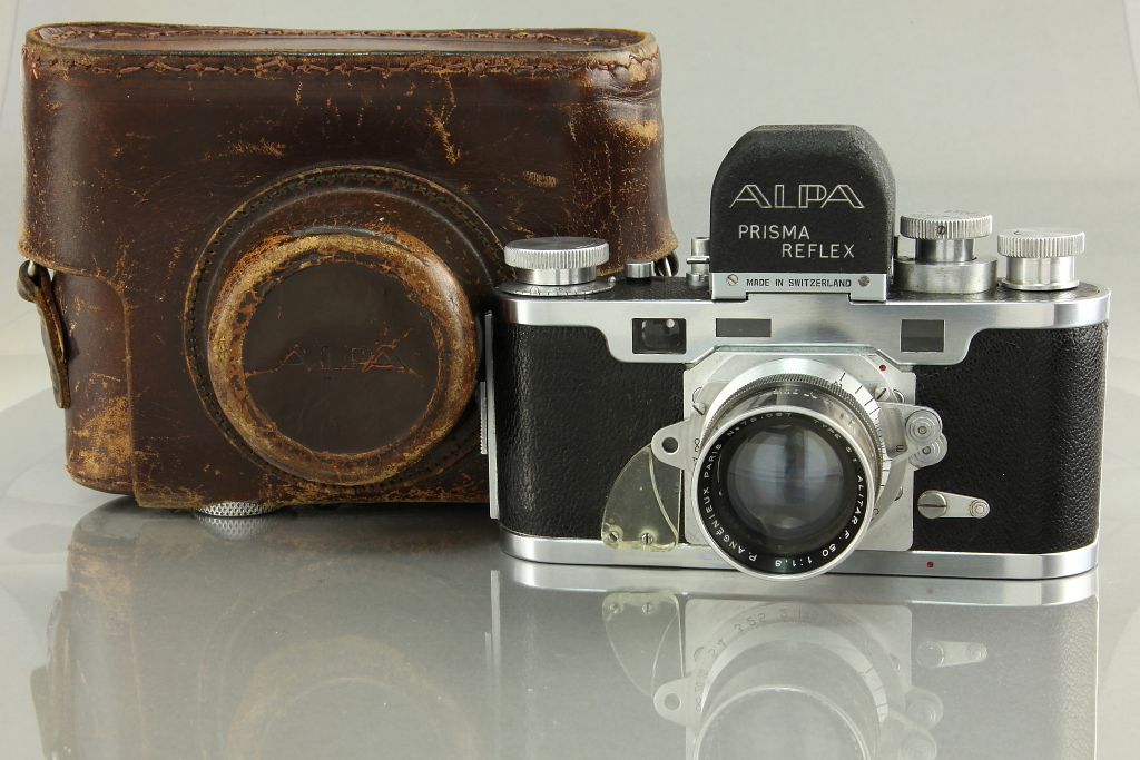 Alpa Prisma Reflex 整体外观，亮面镀铬机身与黑色棱镜模块