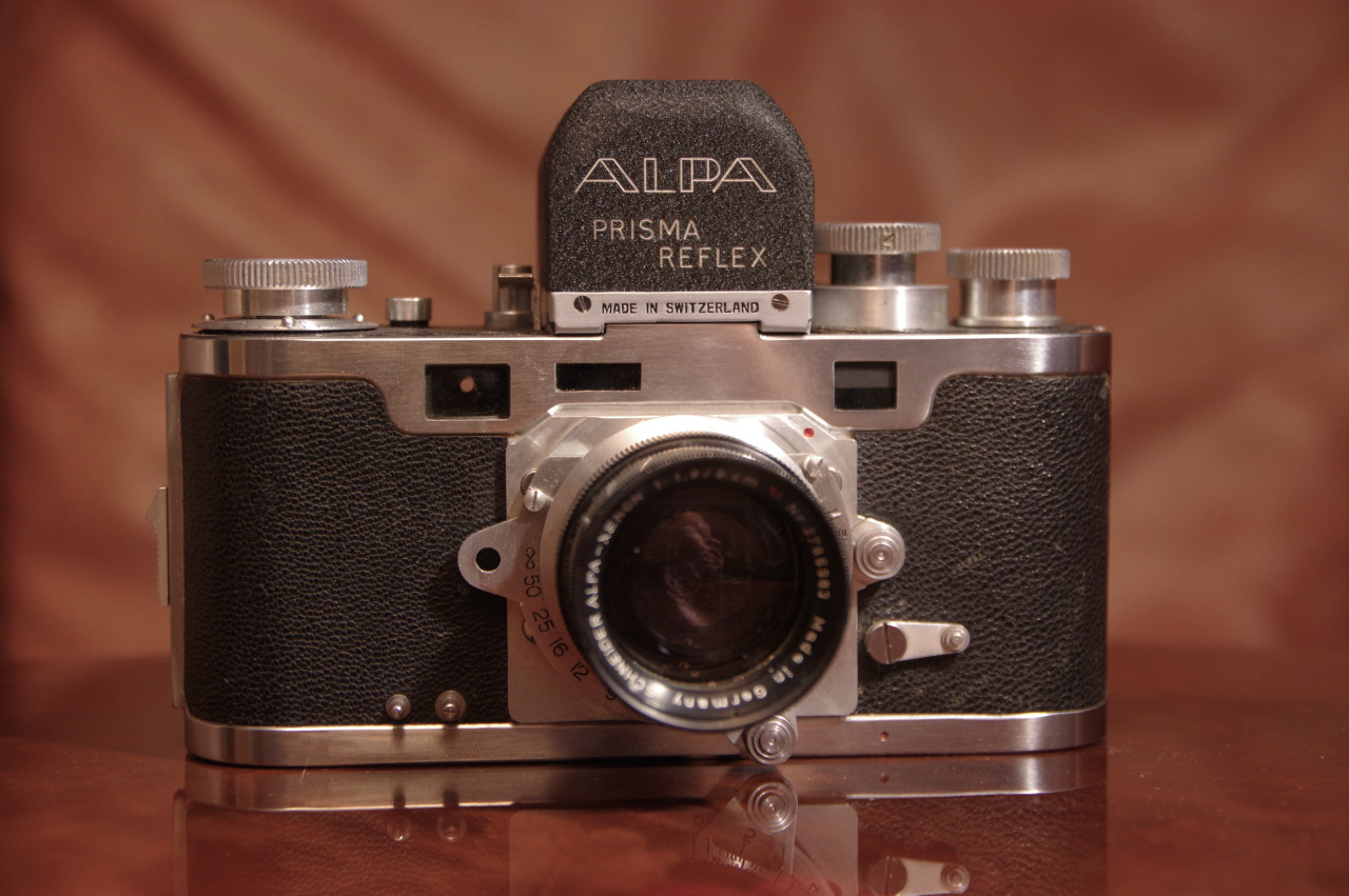 Alpa Prisma Reflex 搭配标准镜头，展示机身正面与取景器布局