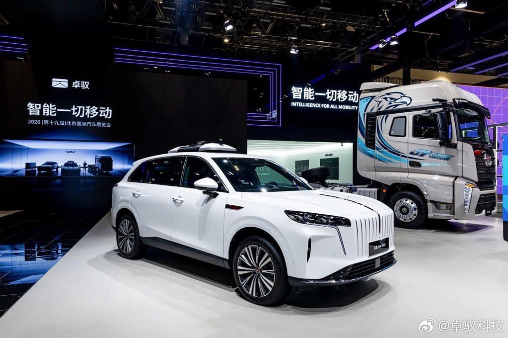 2026 年北京车展卓驭科技展台，展示乘用车和重卡智驾方案