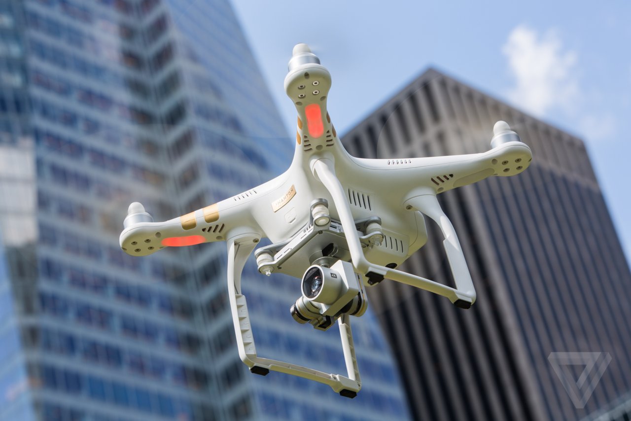 DJI Phantom 3 Professional 白色机身，集成 4K 相机和三轴云台