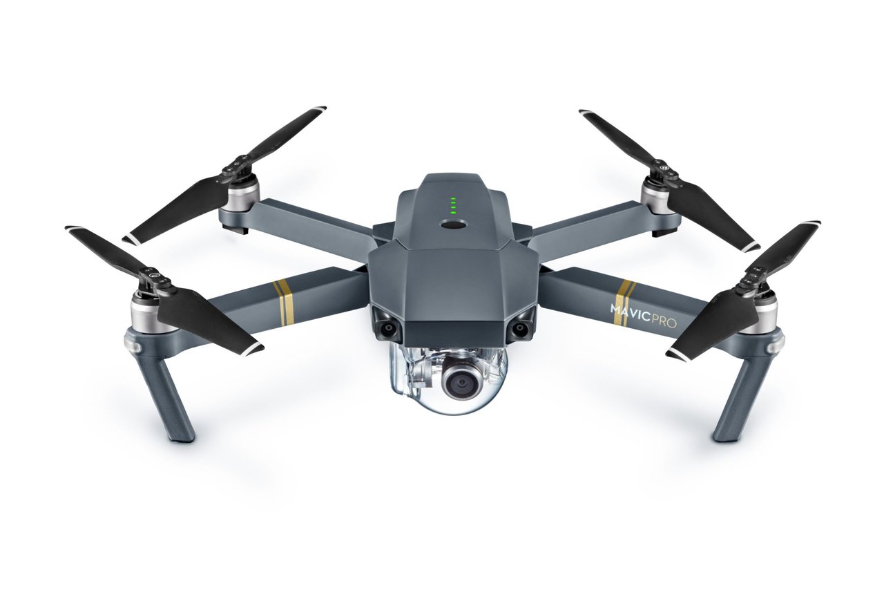 Mavic Pro 在飞行中展示悬停姿态和机身设计
