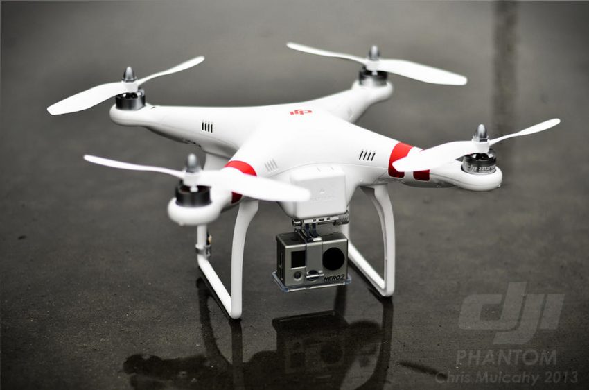 Phantom 1 白色一体机身与 GoPro 挂载支架