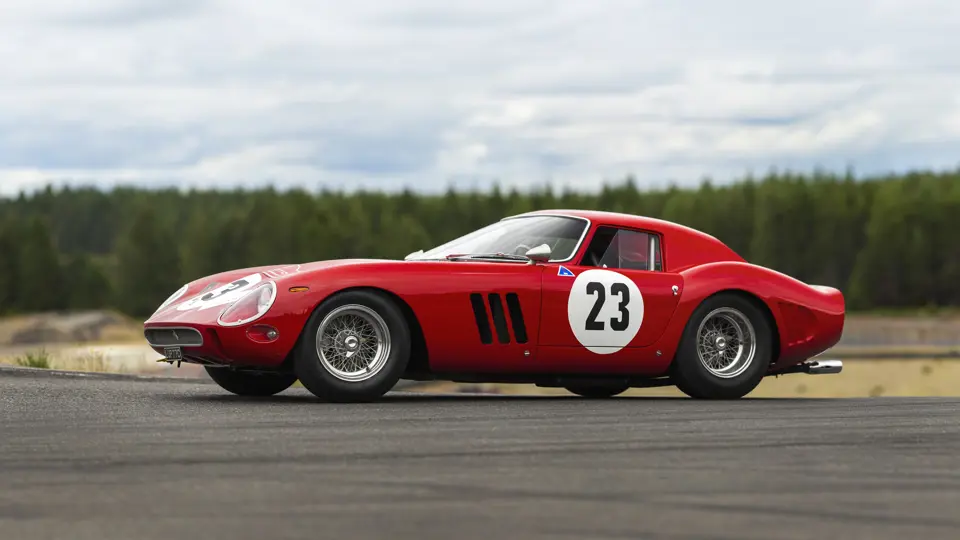 1962 Ferrari 250 GTO 在 2018 年 RM Sotheby's 蒙特雷拍卖现场的舞台照，车前投影显示拍卖信息