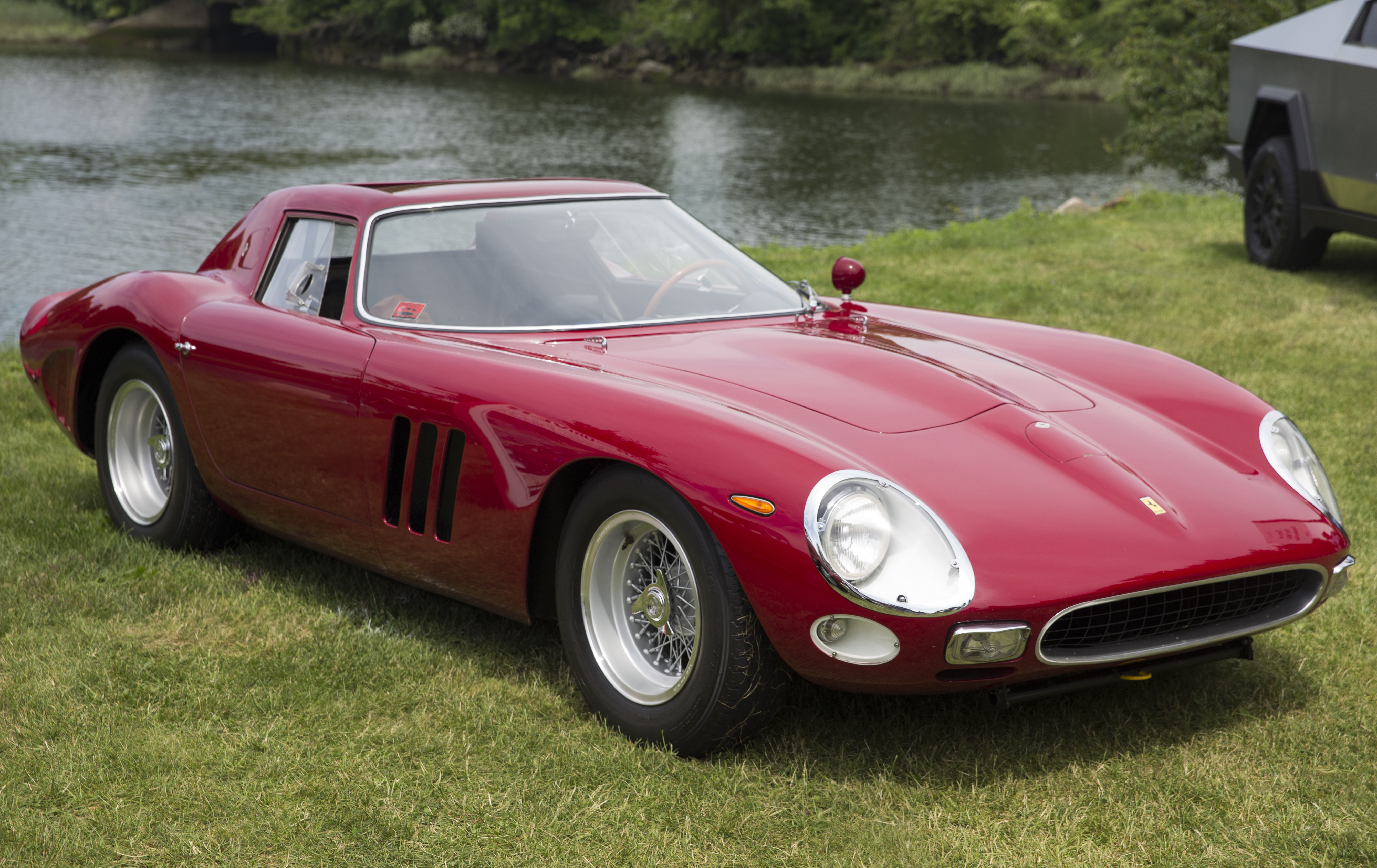 1962 Ferrari 250 GTO 侧面全景，红色车漆在草坪上，赛车编号 23 清晰可见