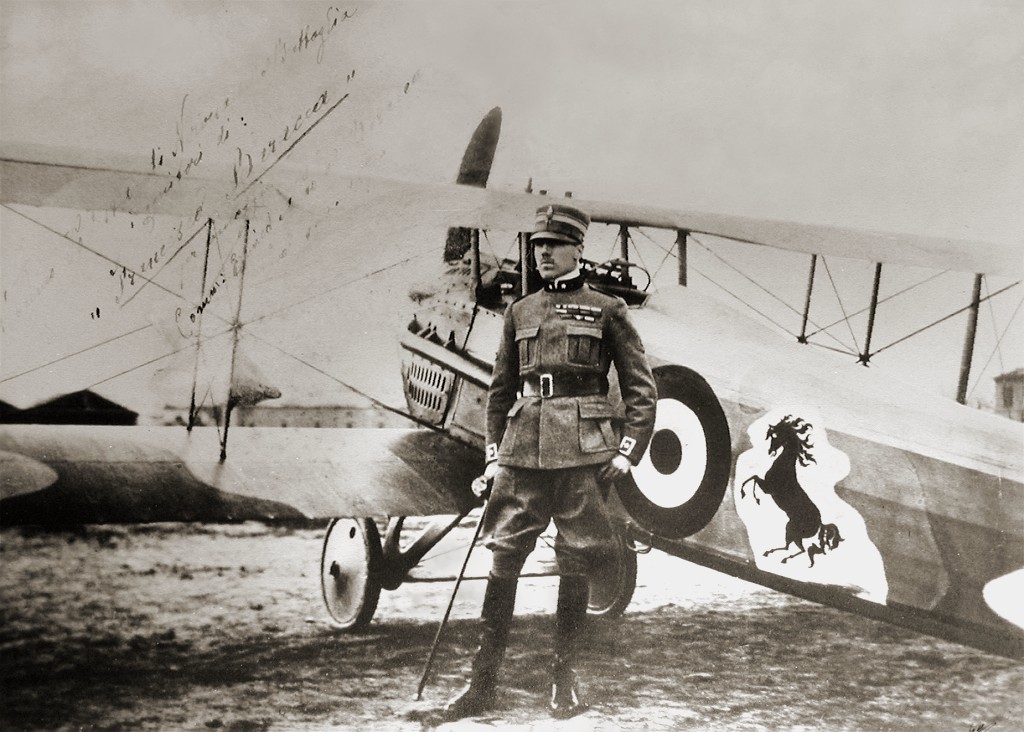 Francesco Baracca 站在他的 SPAD VII 战斗机旁，机身上的黑色跃马清晰可见