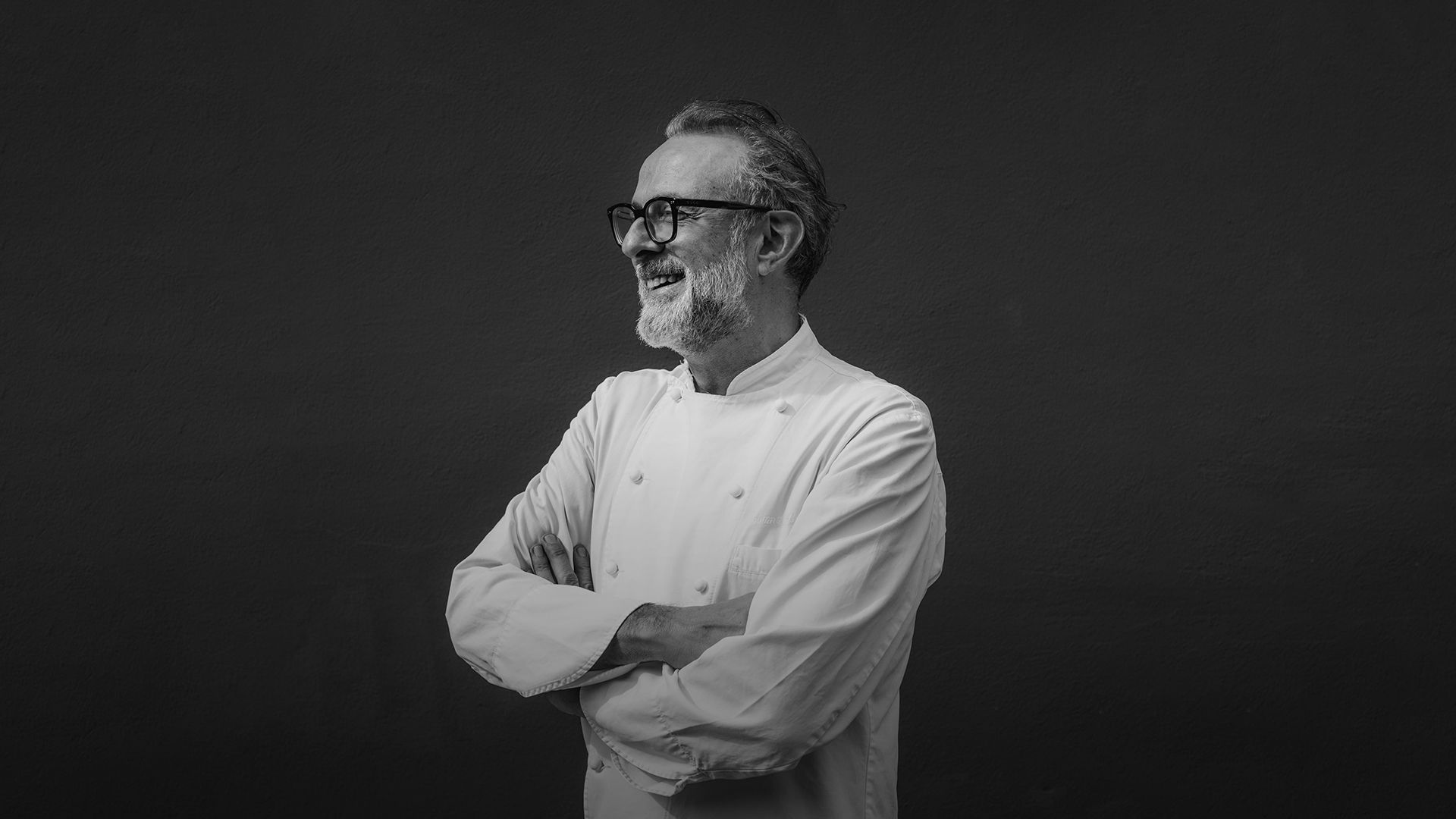 Massimo Bottura 肖像，他是 Cavallino 从厂区食堂升格为米其林星级餐厅的核心推动者