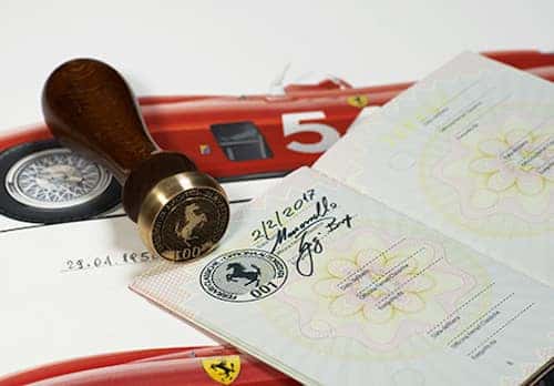 Ferrari Classiche 认证红皮书封套与数据牌复刻品