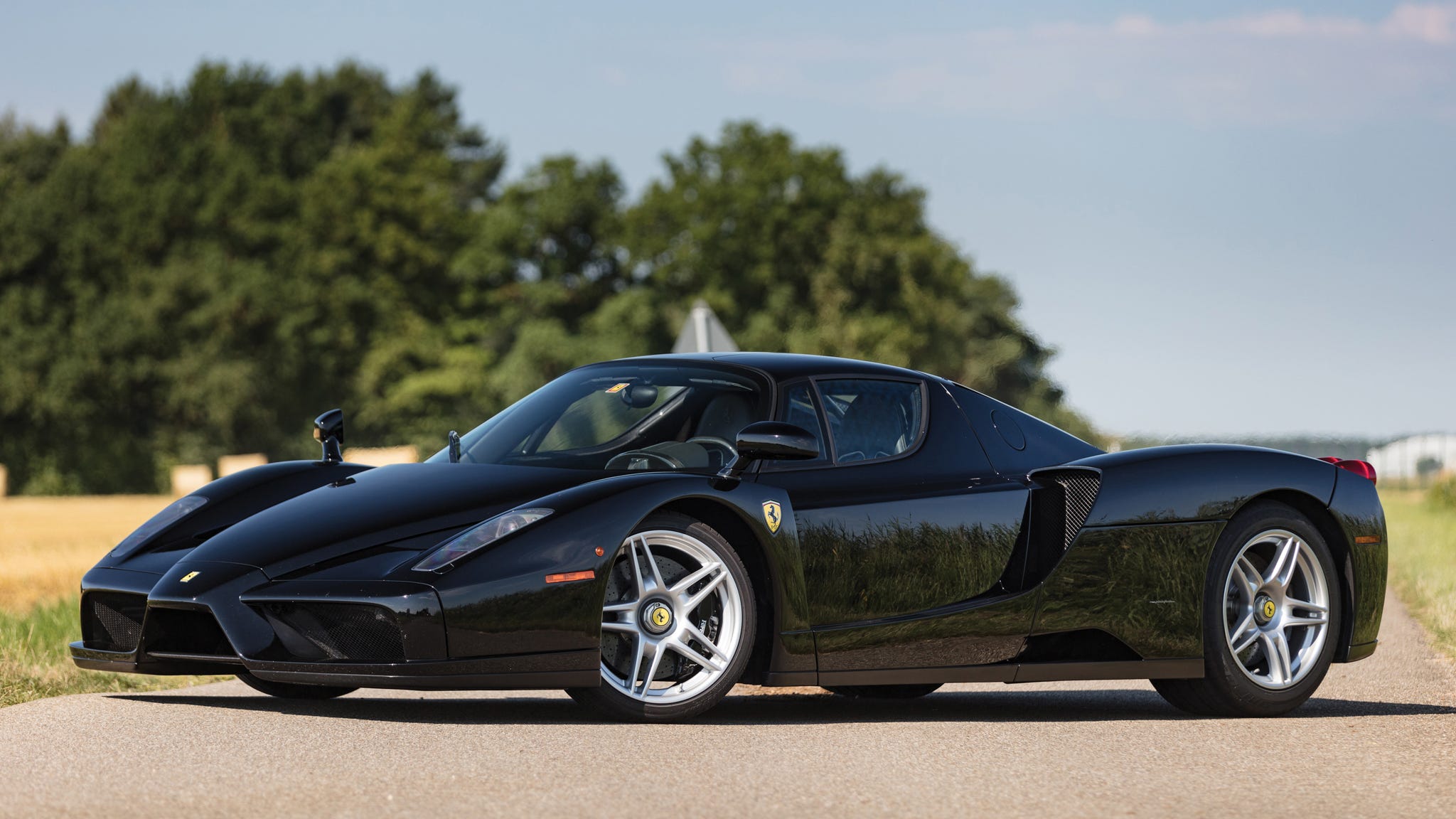 2004 Ferrari Enzo 在 RM Sotheby's 拍卖现场的舞台照