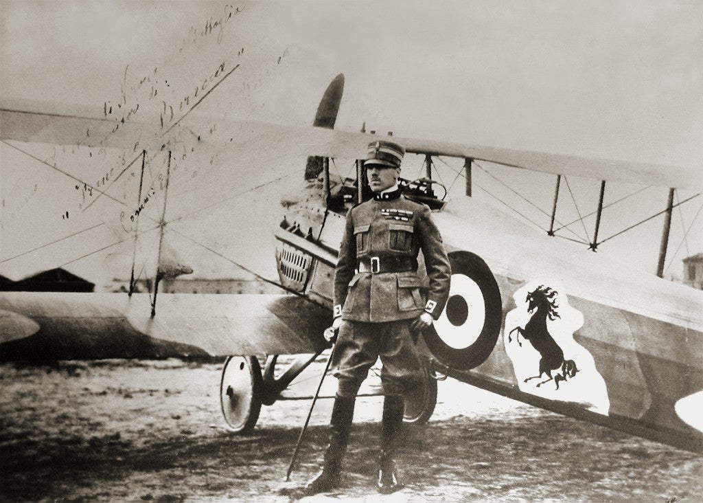 跃马徽标从 Baracca 战机到 Ferrari 赛车的演变：左上为 Baracca 的 Nieuport 17 机身上的黑色跃马，右下为 Scuderia Ferrari 的矩形徽标