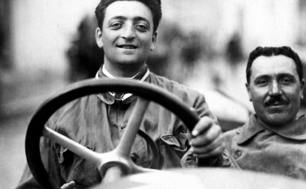 恩佐·法拉利 1920 年在 Targa Florio 赛前留影，他驾驶 Alfa Romeo Tipo 40/60 获得亚军
