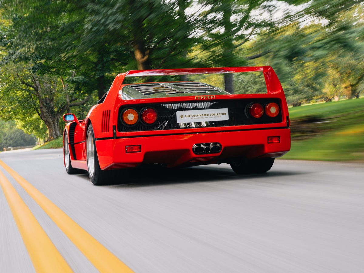 F40 引擎特写，2.9 升双涡轮 V8，双 IHI 涡轮增压器和 Weber-Marelli 电喷系统清晰可见