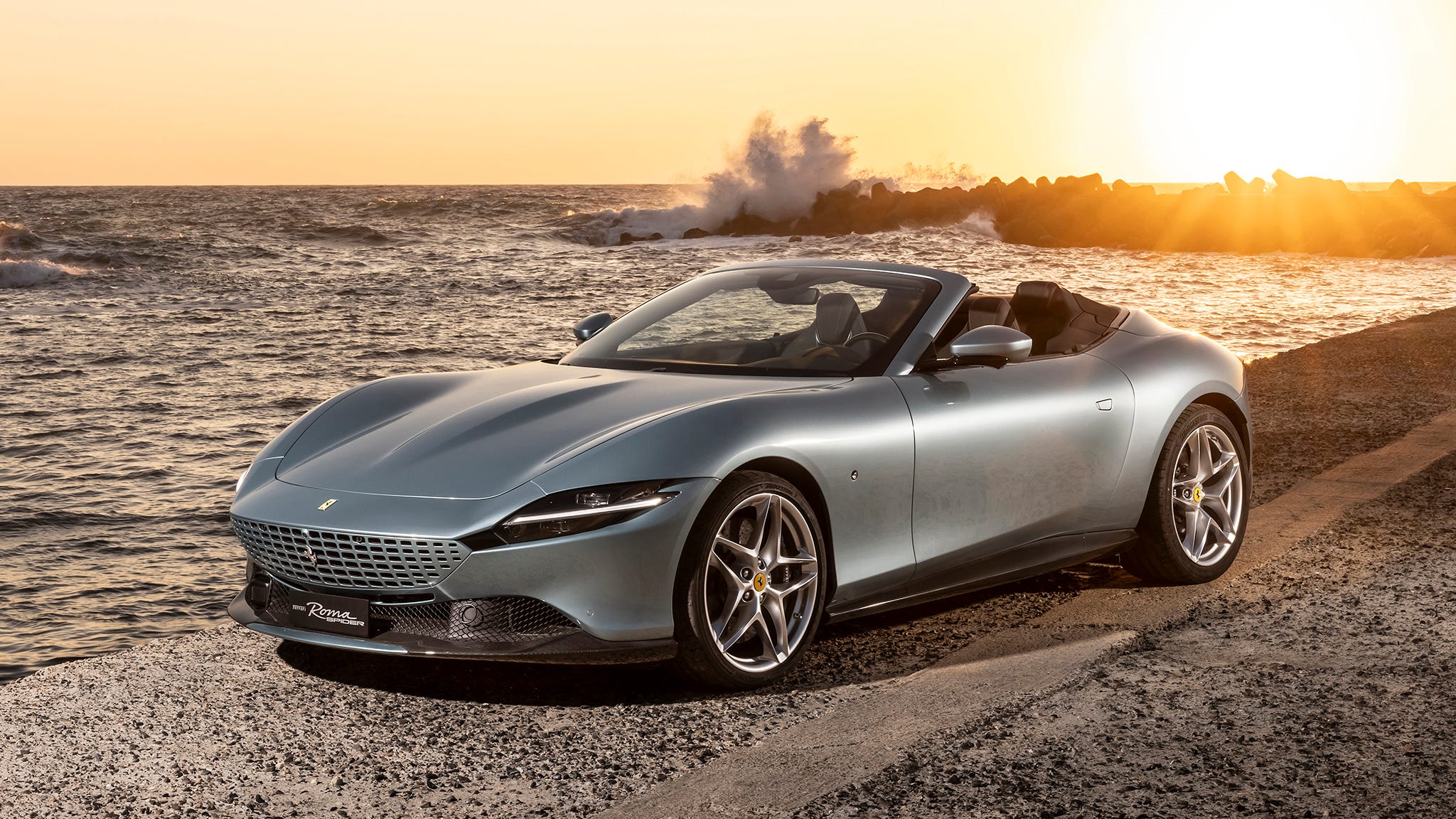 Ferrari CEO Benedetto Vigna 在马拉内罗总部的官方肖像照，背景可见跃马标志