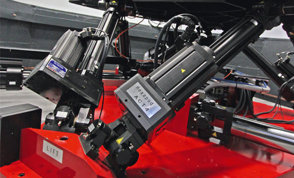 Brüel & Kjær NVH Simulator 在 Ferrari 马拉内罗工厂的整车声学模拟室，工程师在虚拟环境中调校引擎声音