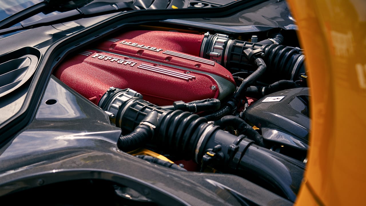 Ferrari 12Cilindri 的 6.5L V12 引擎，进气歧管红色涂装，9500rpm 红线清晰可见