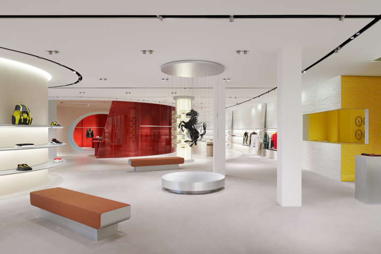 Maranello 生活方式概念店外立面，terracotta 柱廊和红色渐变玻璃墙