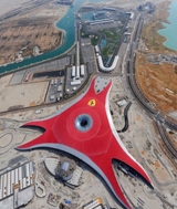 Ferrari World Abu Dhabi 红色屋顶的航拍外观，巨大的跃马徽标位于屋顶中央