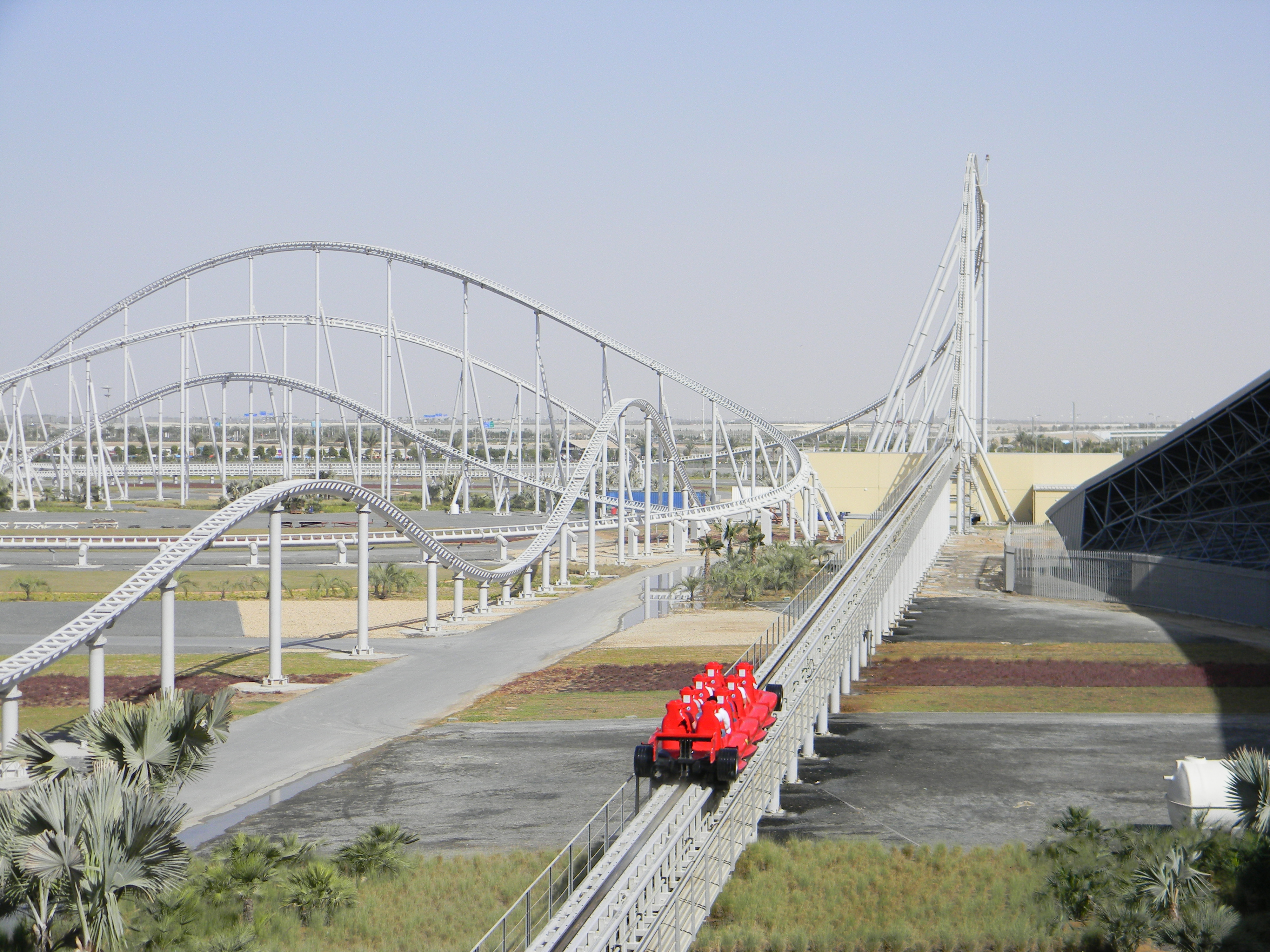 Ferrari World 室内场景，Formula Rossa 的红色轨道在室内空间穿行