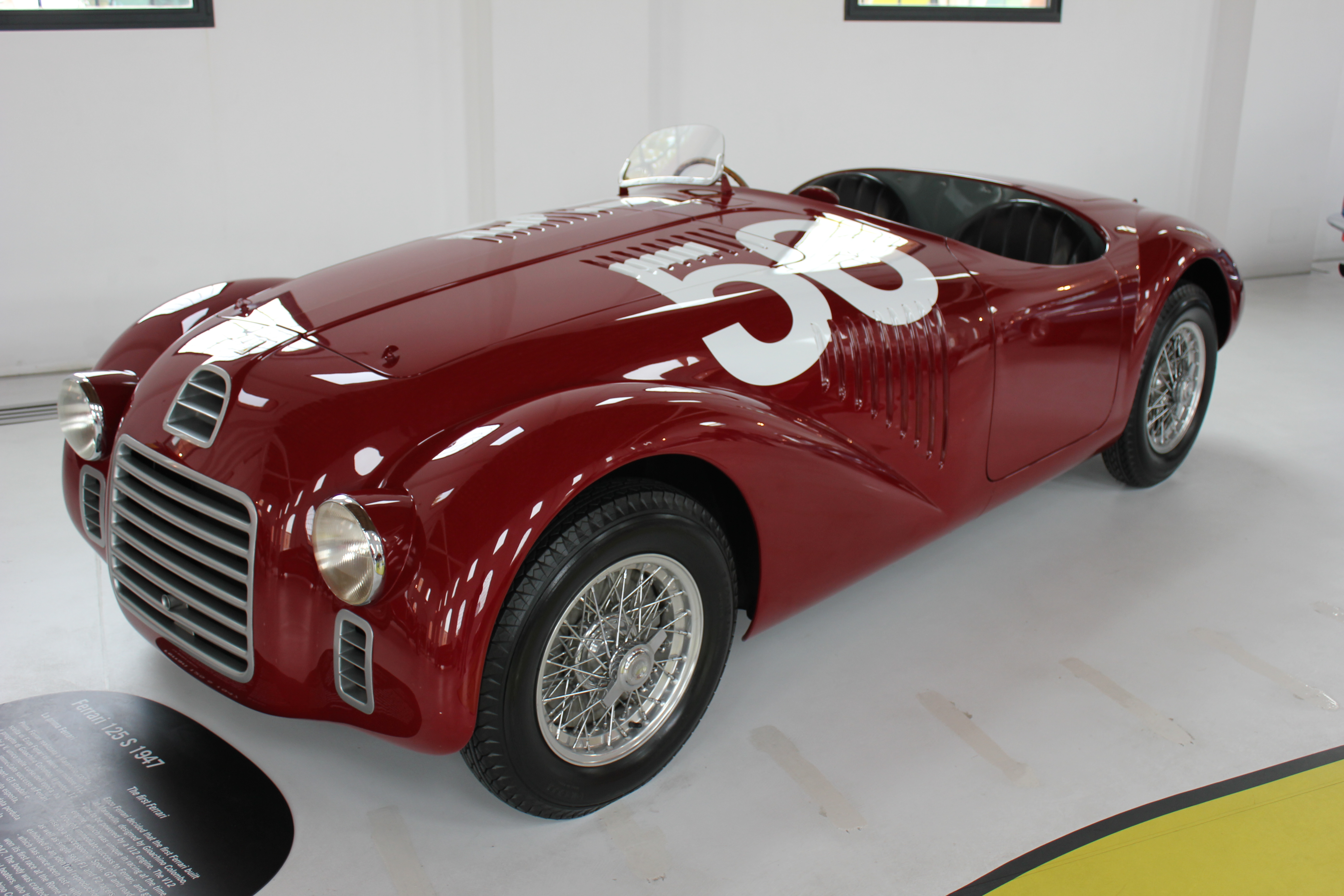 1947 Ferrari 125 S 侧面视图，红色车身、钢丝轮毂、车身编号 34