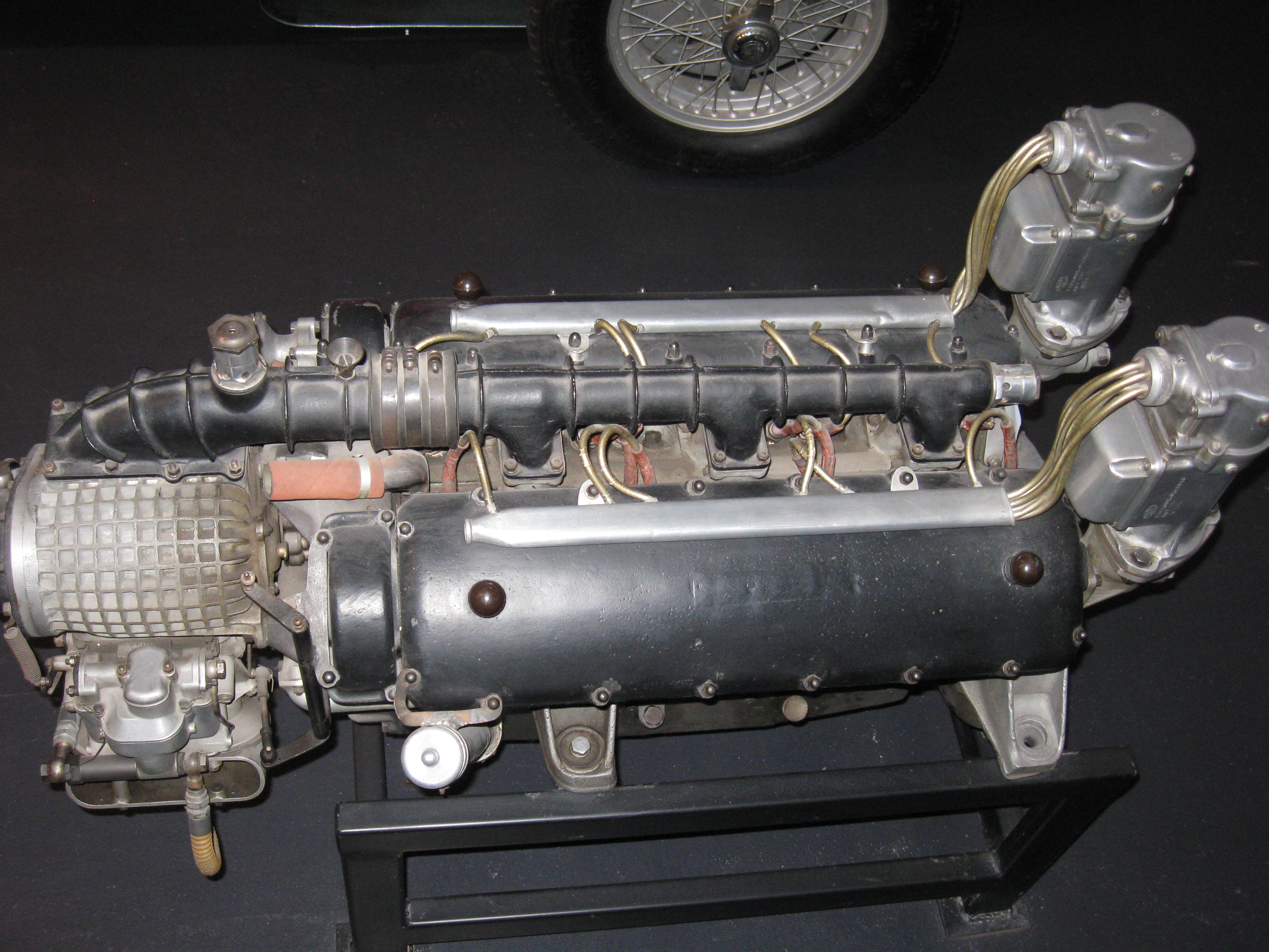 Colombo V12 引擎特写，三具 Weber 化油器与 60 度夹角的缸体结构清晰可见