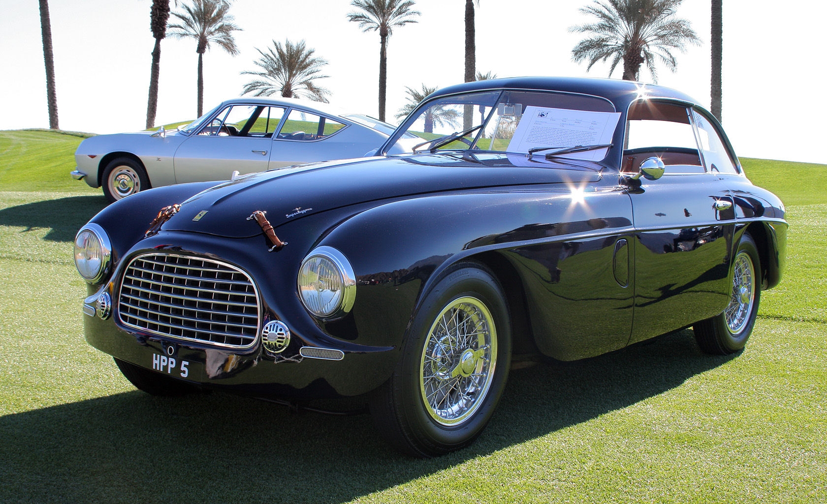 1948 Ferrari 166 Inter Touring Berlinetta，银灰色车身，Carrozzeria Touring 设计的圆润线条，前脸沿用"mustache"格栅造型