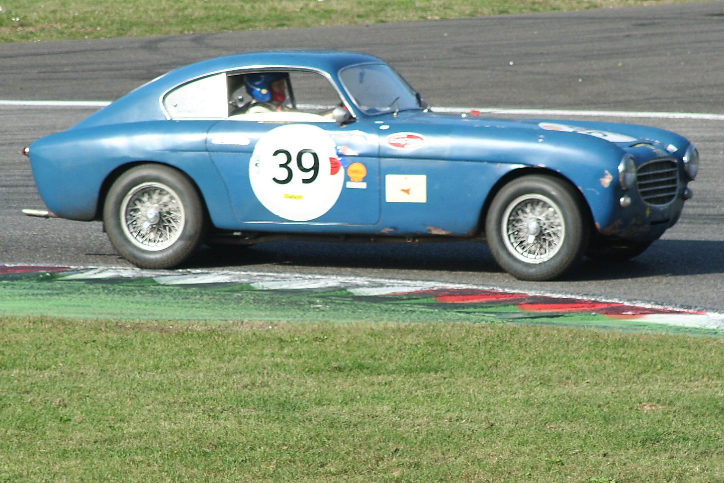 Ferrari 166 Inter（底盘 071S）由 Vignale 设计的车身，在 Monza 赛道静态展示