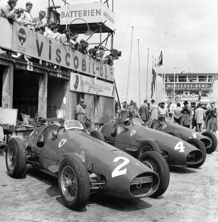 Ferrari 500 F2 俯视角度，红色的单座赛车，车身线条简洁，引擎盖上有通风口