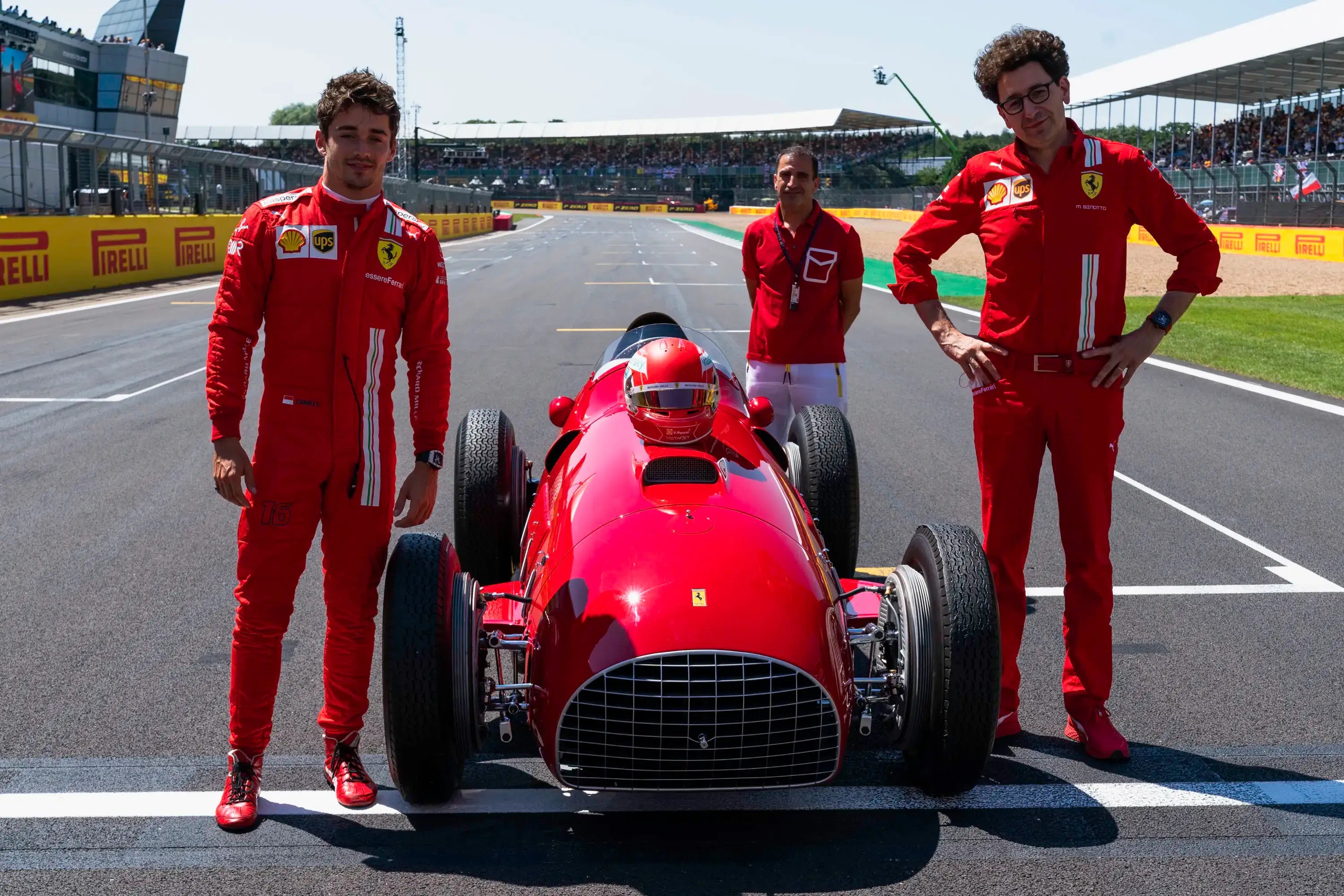 Ferrari 375 F1 在 Silverstone 赛道上，Charles Leclerc 驾驶，红色车身在绿色赛道上飞驰