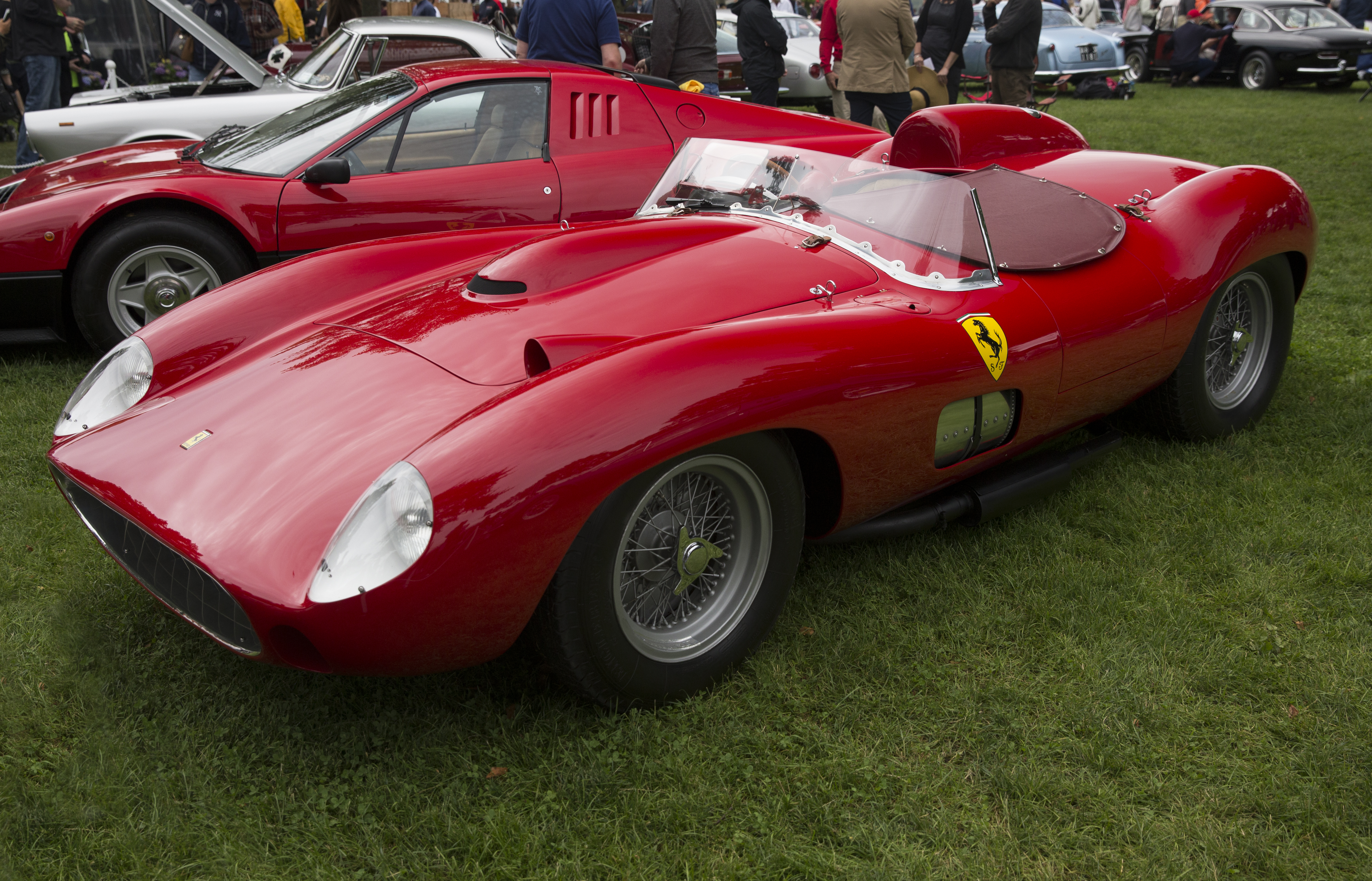 Alberto Ascari 在 Monza 获胜后的经典影像，他穿着标志性的蓝色赛车服和浅蓝色头盔