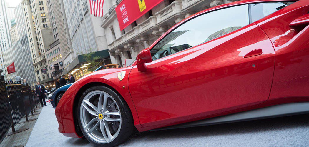 Ferrari N.V. 公司结构示意图，展示荷兰控股公司、意大利运营实体和全球子公司的三层架构