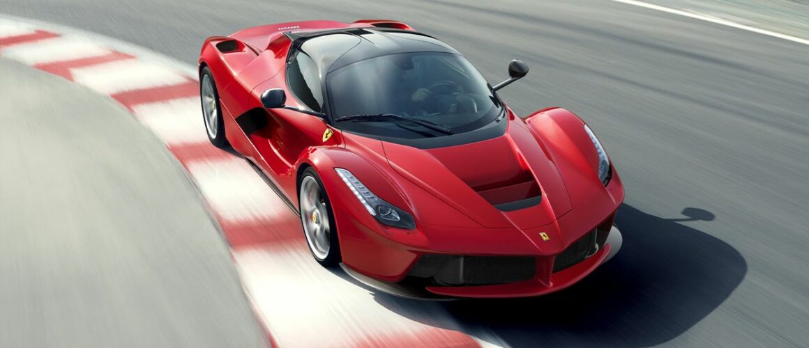 2013 年日内瓦车展后亮相的 Ferrari LaFerrari，红色 Rosso Corsa 车身，前部低垂、车尾高翘，主动式空气动力学套件在高速时自动展开
