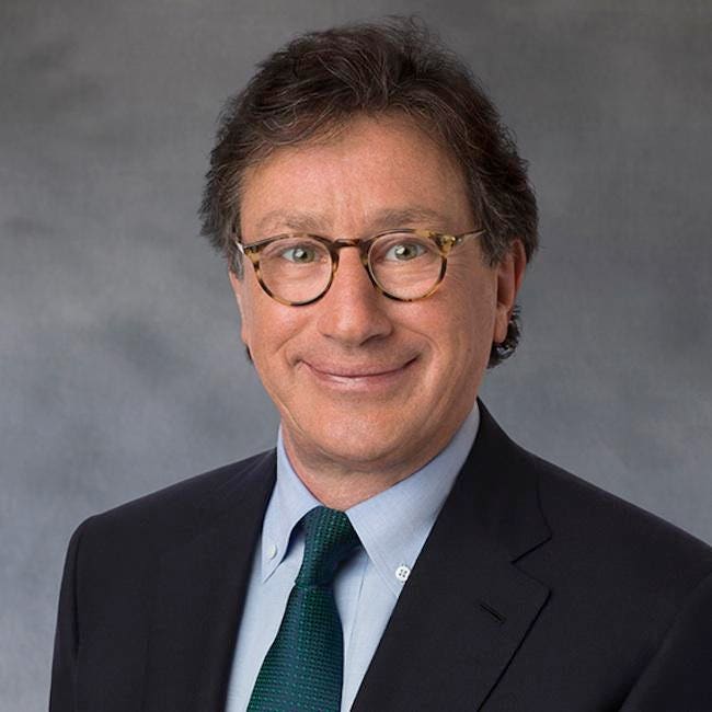Louis Camilleri 正式肖像，深色西装、绿色领带