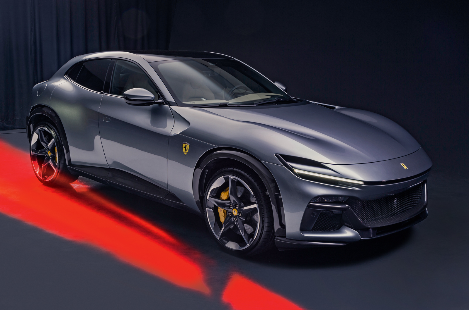 Ferrari Purosangue 正面四分之三视角，红色车身停在马拉内罗工厂前