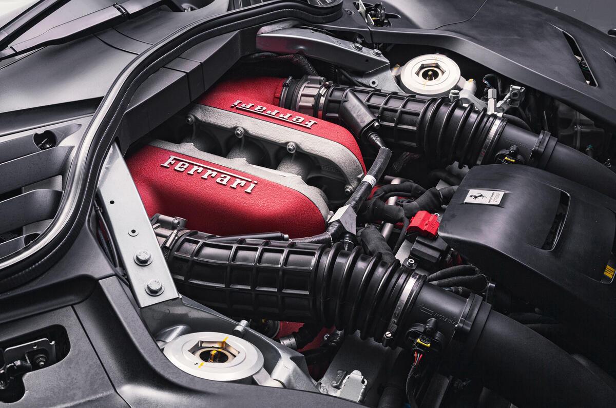 Ferrari Purosangue 的 6.5 升 V12 引擎舱特写，红色缸盖和银色进气歧管