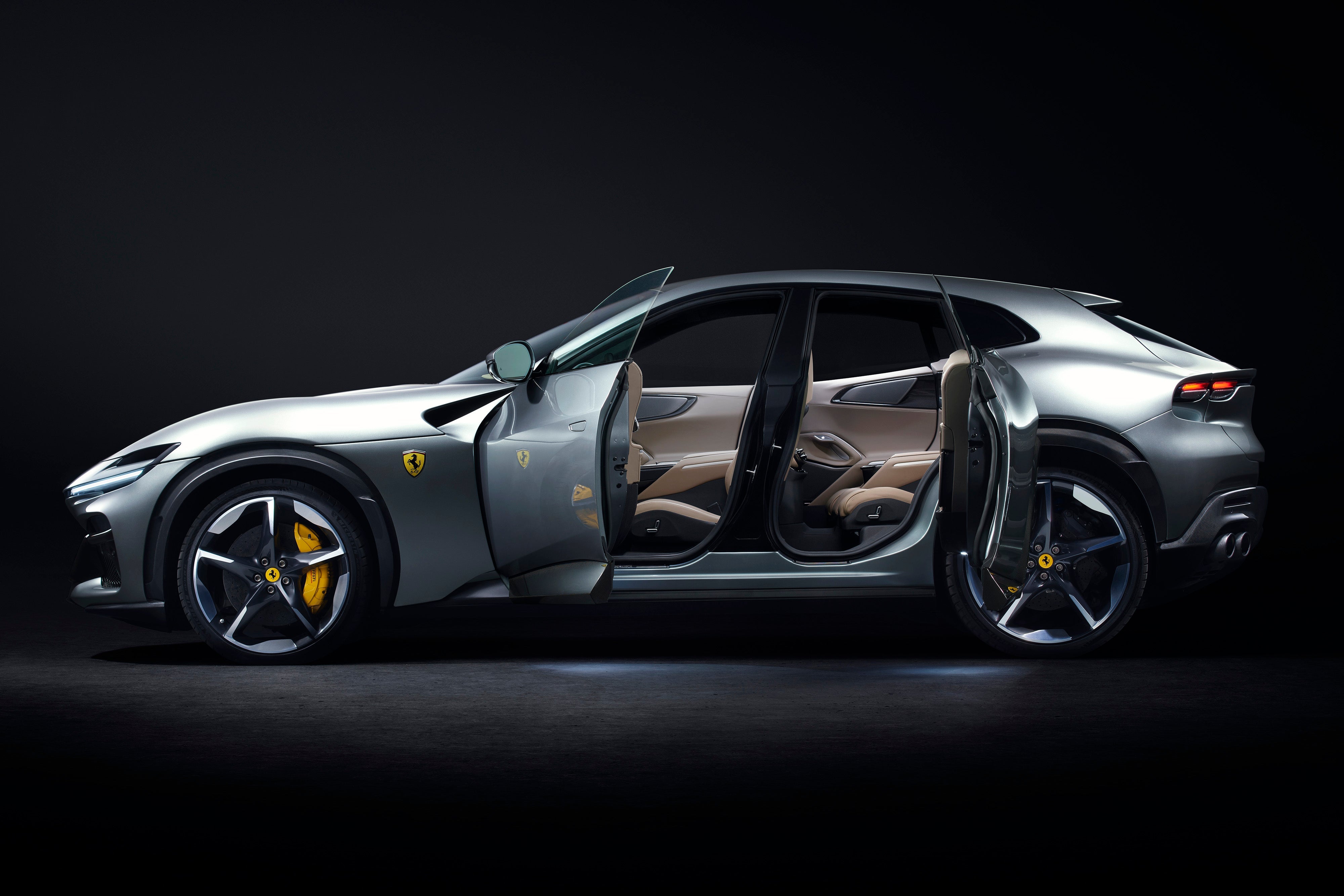 Ferrari Purosangue 侧面全景，对开门打开后展示四座内饰