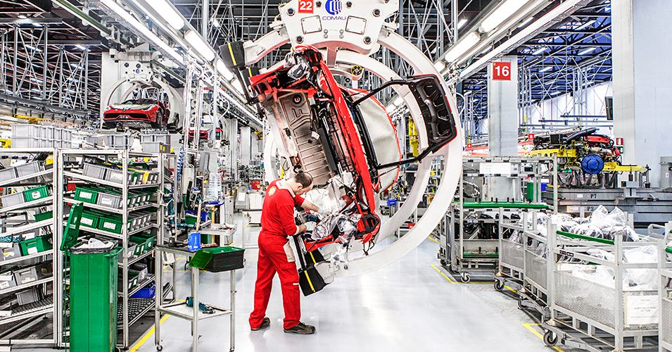 Ferrari 马拉内罗工厂外的成品停车场，数十台已完工的 Ferrari 等待发运