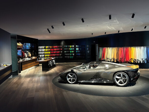 Ferrari 马拉内罗工厂内的 Tailor-Made Atelier，客户在设计师陪同下查看定制材料样本