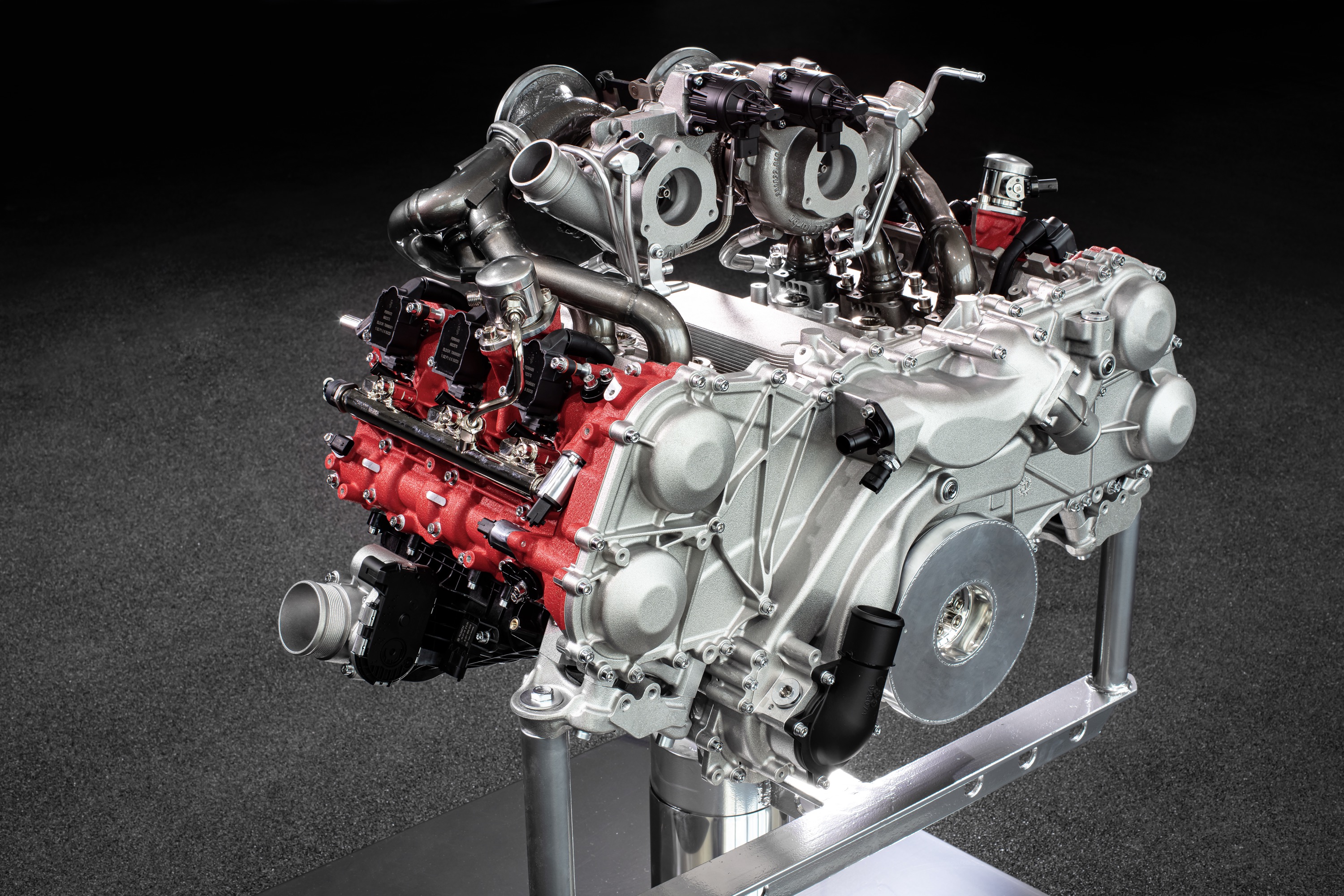 Ferrari 296 GTB V6 引擎展示图