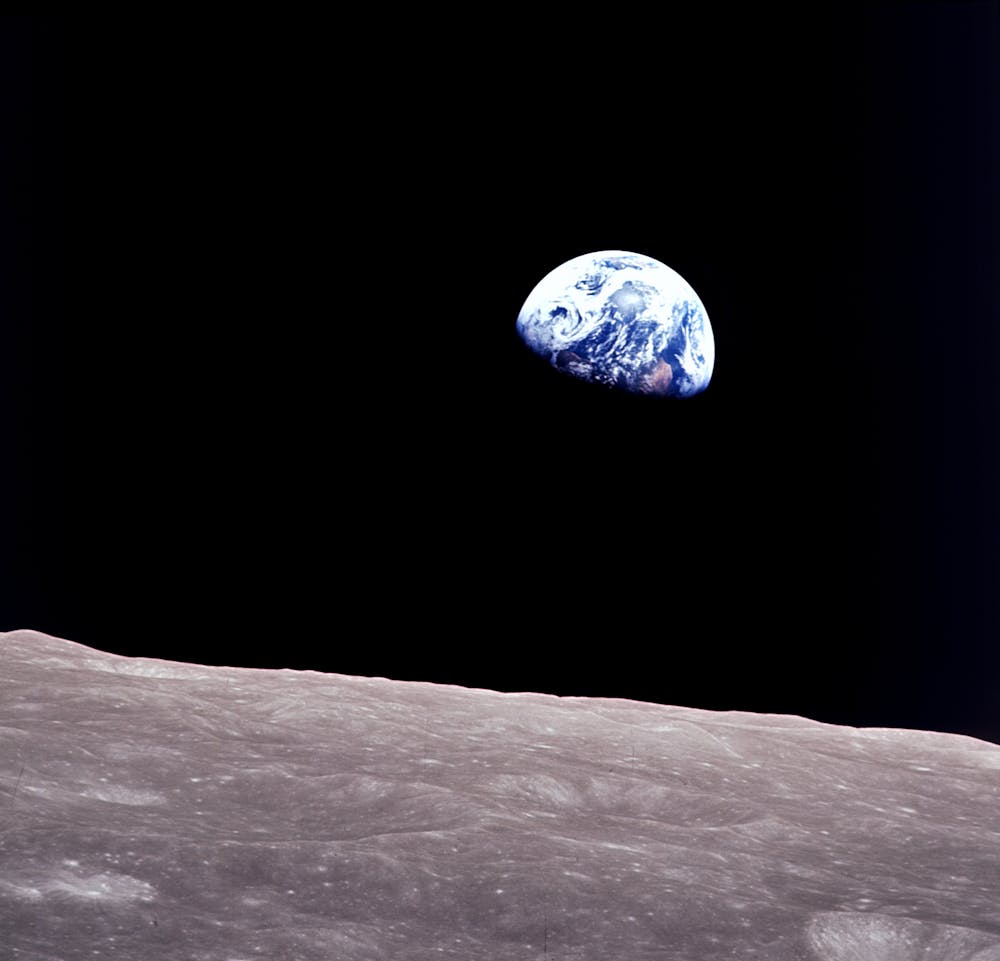 Earth Day 海报中的蓝弹珠