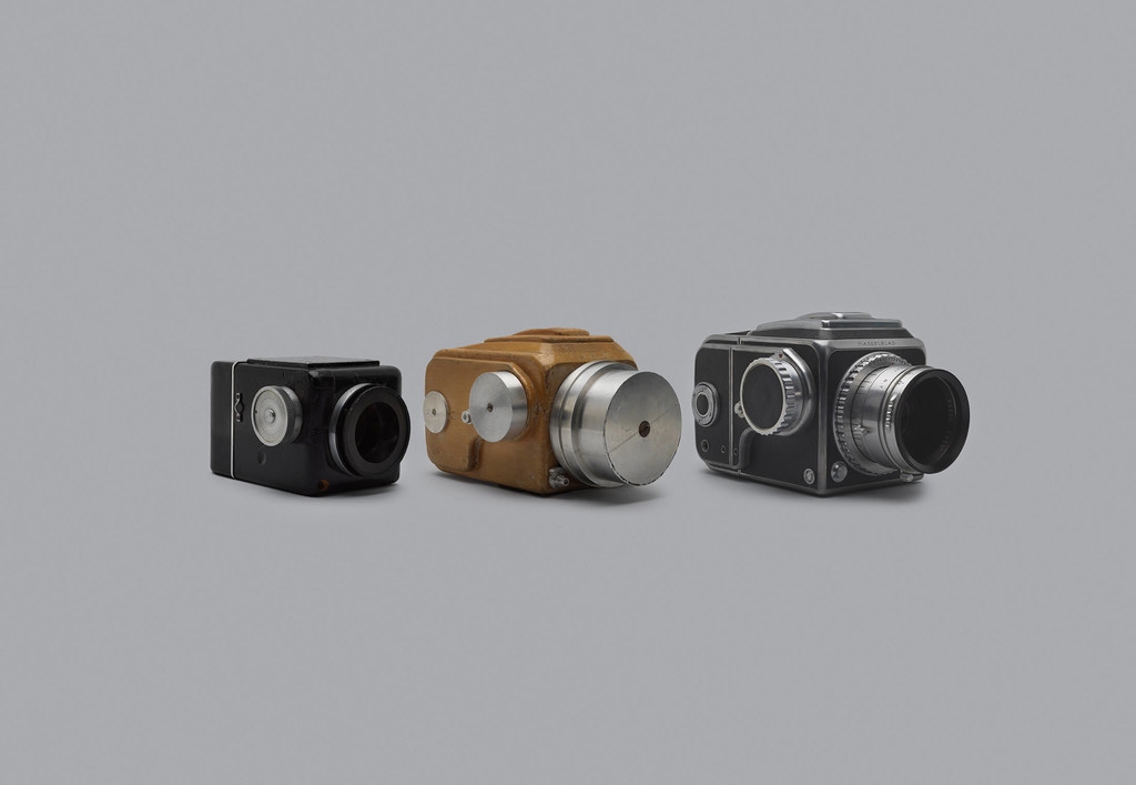 三台 Hasselblad 原型和早期机身：1943 年木制模型（左）、1945/46 年木制模型（中）、1948 年量产 1600F（右）