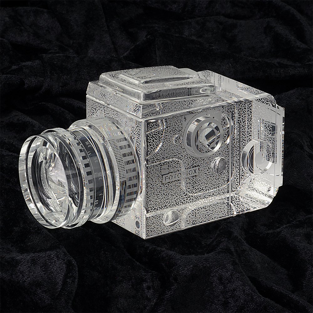 展示用的 Crystal Ball 透明模型，6MP CCD 的数字能力在 1996 年远超消费市场均值