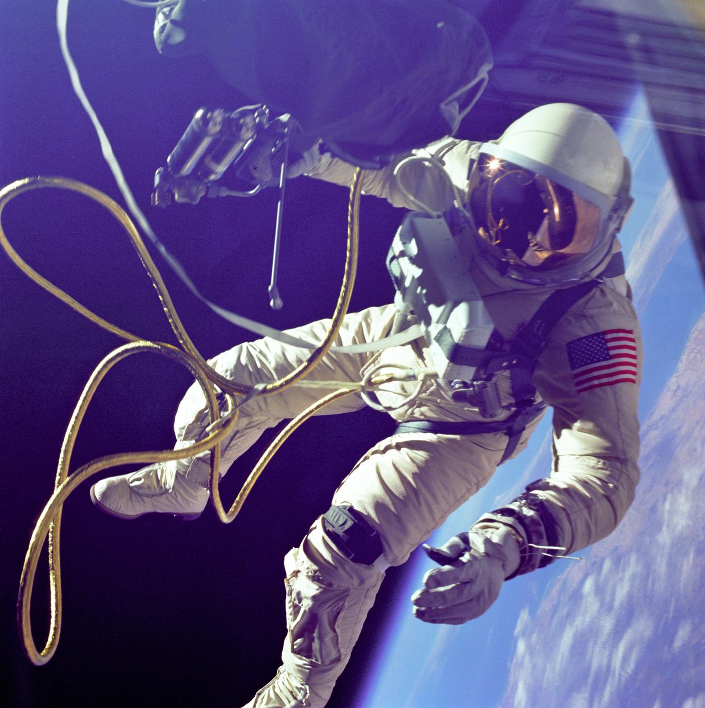 Edward White 在 Gemini IV 任务中进行美国首次太空行走