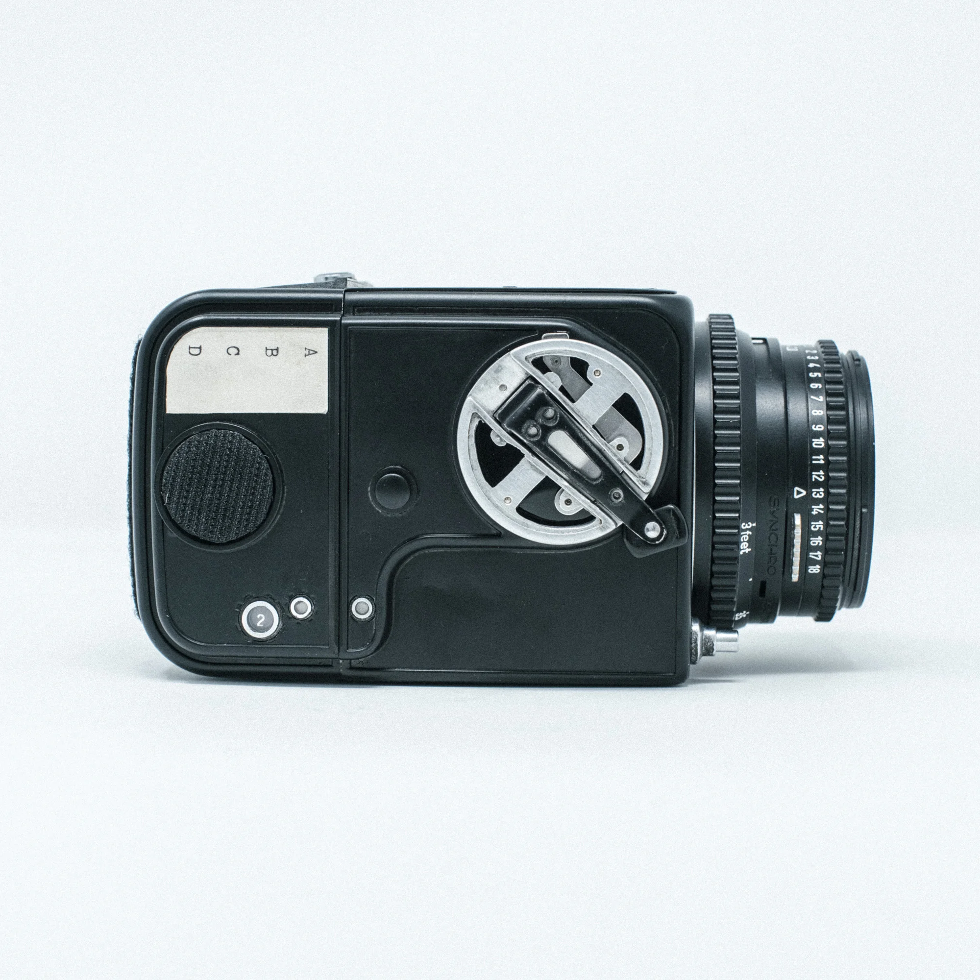改装版 Hasselblad 500C 的细节：裸金属表面、环形瞄准器和加厚快门按钮