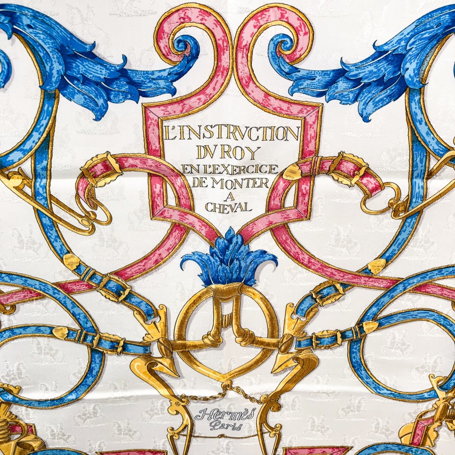 Henri d'Origny 设计的 L'Instruction du Roy 丝巾，马术主题的精密构图