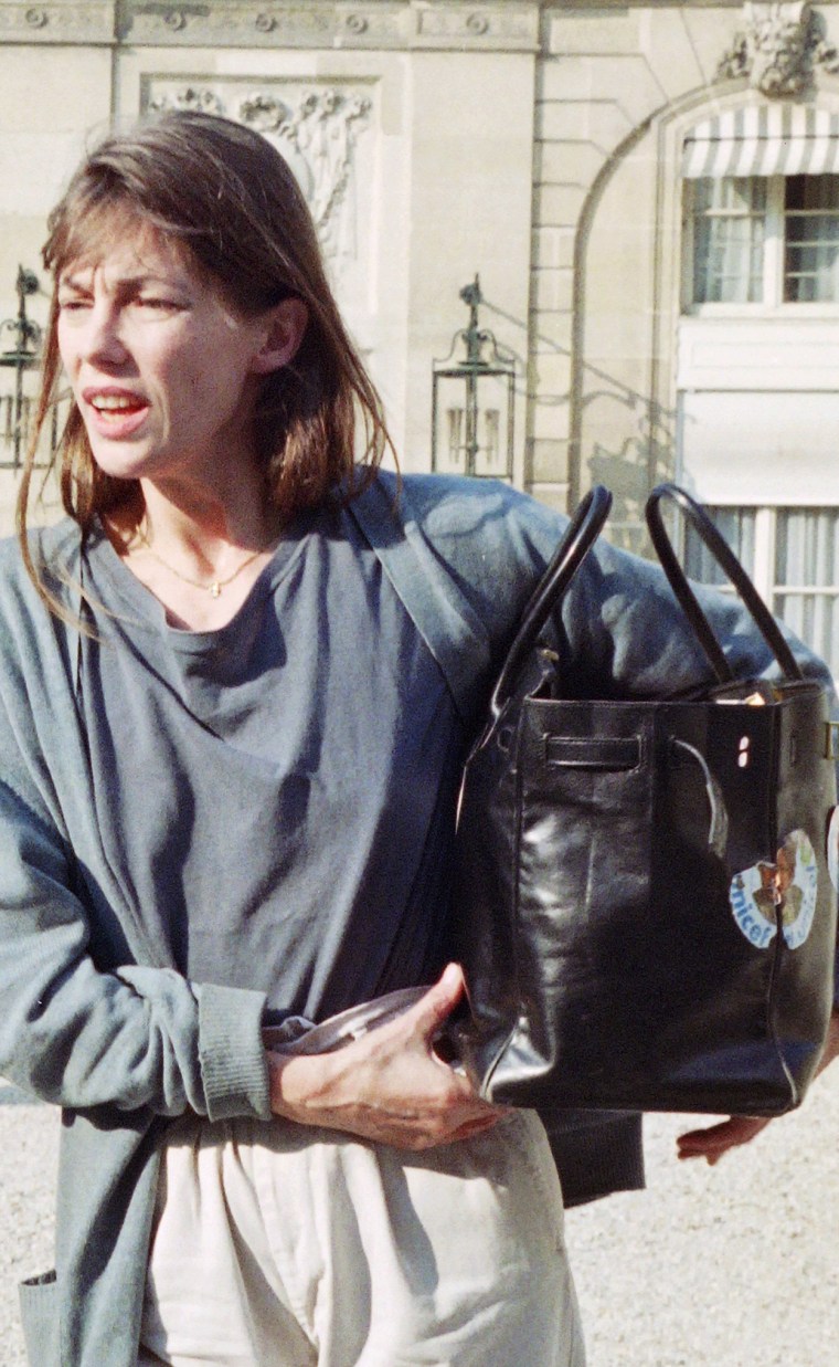 Jane Birkin 1990 年手持她的原始 Birkin 包