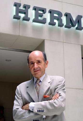 Jean-Louis Dumas 在 Hermès 东京新店外